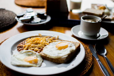 Τέσσερα χορταστικά πρωινά που μπορούν να σας κρατήσουν... «όλη» μέρα