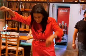 Viral η βασίλισσα της νύχτας: Η Ζωζώ Σαπουντζάκη χορεύει ζεϊμπέκικο και «ρίχνει» το Instagram (βίντεο)