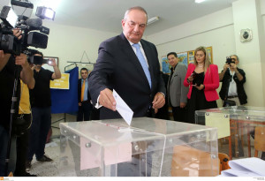 Ψήφισε ο Καραμανλής - Χειροκροτήματα και σύντομοι διάλογοι στο εκλογικό