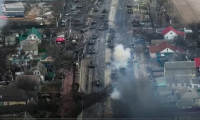 Ρωσική φάλαγγα τεθωρακισμένων δέχεται χτύπημα κοντά στο Κίεβο (βίντεο)
