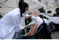 Εμβόλιο: «Παράθυρο» για να γλυτώσουν το πρόστιμο των 100 ευρώ οι άνω των 60