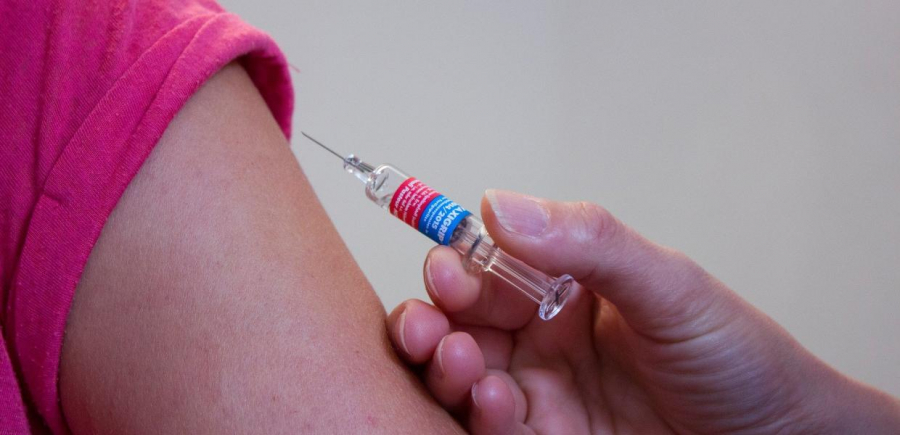 Οδηγίες από παιδιάτρους: Τι χρειάζεται να γνωρίζουν οι γονείς πριν προχωρήσουν στον εμβολιασμό παιδιών