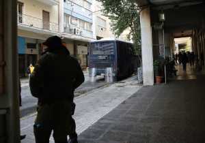 Πετροπόλεμος εναντίον των ΜΑΤ στο κέντρο της Αθήνας
