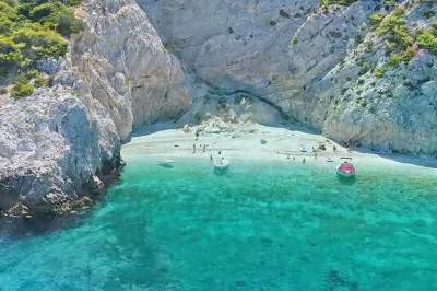 Η «X-Beach» η μυστηριώδης αλλά και μαγευτική παραλία κοντά στην Αθήνα