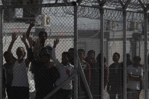 Διαμάχη μεταξύ ΣΥΡΙΖΑ - ΝΔ για το &quot;&#039;άνοιγμα&quot; των κέντρων κράτησης