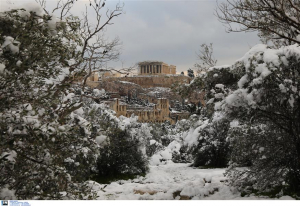 «Κλείδωσε» η χιονόστρωση και στο Σύνταγμα, «πιθανόν να χρειαστούν αλυσίδες και στο κέντρο της Αθήνας»
