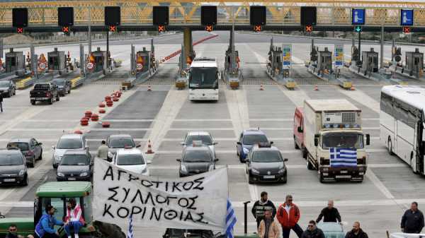 Ουρές απο αυτοκίνητα στον Ισθμό: Οι αγρότες ανοίγουν τη νέα εθνική οδό για Αθήνα