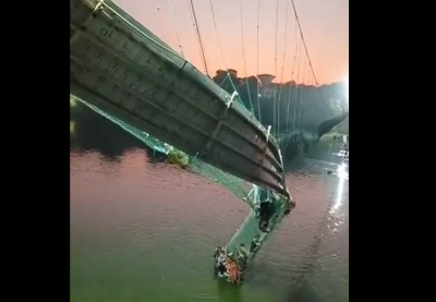Τραγωδία στην Ινδία: Κατέρρευσε γέφυρα -Δεκάδες νεκροί και τραυματίες (βίντεο)