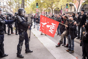 Πεδίο μάχης το Παρίσι -Επεισόδια σε διαδήλωση των «κίτρινων γιλέκων»