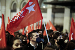 Με το σήμα της Mercedes αντί αυτού της ειρήνης η Νεολαία ΣΥΡΙΖΑ λέει όχι στον... «ιμπερεαλιστικό πόλεμο»