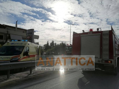 Νέα Μάκρη: Σοβαρό τροχαίο στη Μαραθώνος, στο νοσοκομείο οδηγός μηχανής