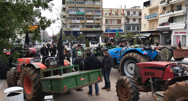 Κλιμακώνουν τις κινητοποιήσεις τους οι αγρότες της Μεσσηνίας - Πέταξαν σανό στα γραφεία του ΣΥΡΙΖΑ (pics+vid)