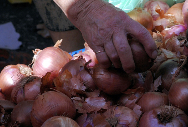 Σχεδόν 2 τόνοι ακατάλληλα κρεμμύδια σε αγορά του Πειραιά