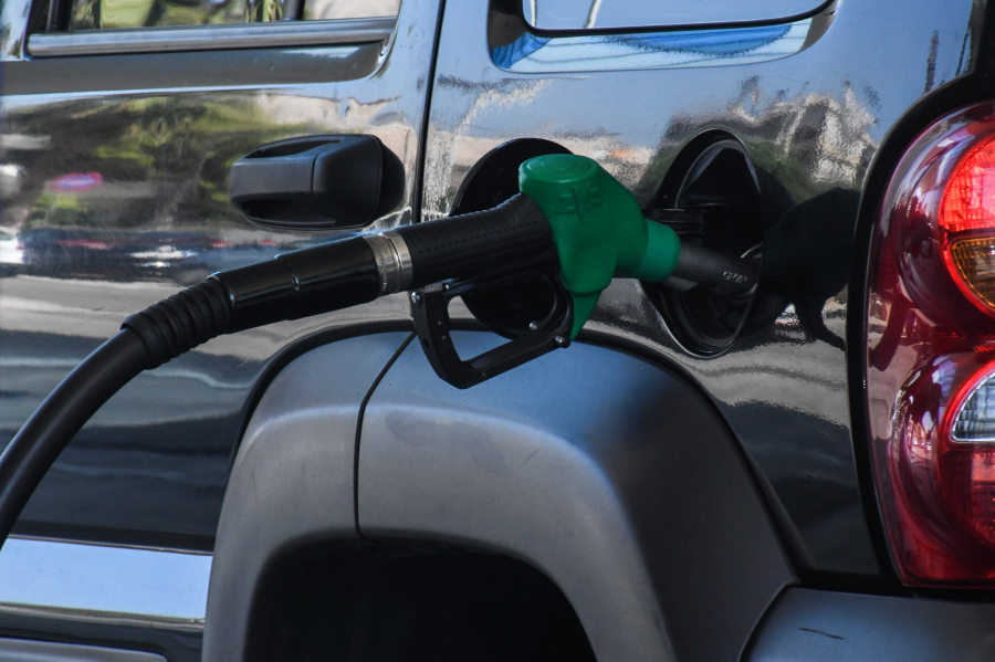 «Πέφτει» η τιμή της βενζίνης, πότε «έρχεται» νέα μείωση στα καύσιμα