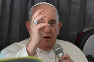 Στροφή της Καθολικής Εκκλησίας: Ο Πάπας έδωσε την άδεια στους ιερείς να ευλογούν ομόφυλα ζευγάρια