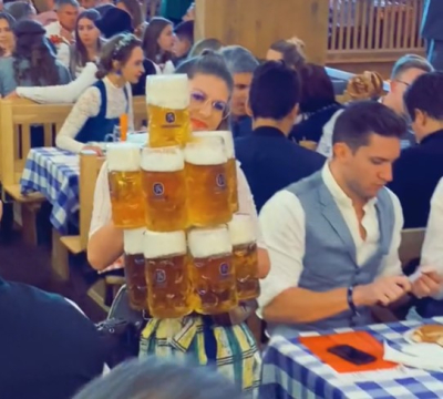 Oktoberfest: Χτυπάει... «ρεκόρ Γκίνες» σερβιτόρα που κουβαλάει 13 τεράστιες κούπες μπύρας (βίντεο)