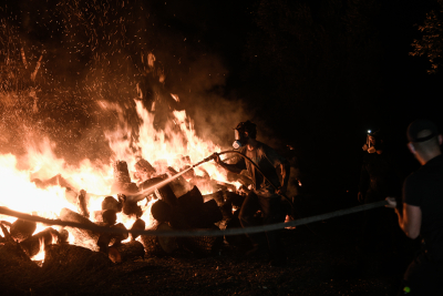 Τιτάνια μάχη με τις φλόγες στους Θρακομακεδόνες, καίγονται σπίτια, ανεξέλεγκτη η φωτιά (βίντεο)