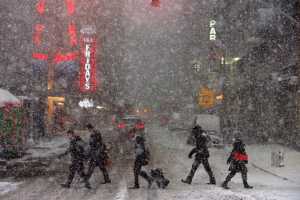 Χιονοθύελλα σαρώνει τις βορειανατολικές ΗΠΑ: Σχολεία έκλεισαν, πτήσεις ματαιώθηκαν