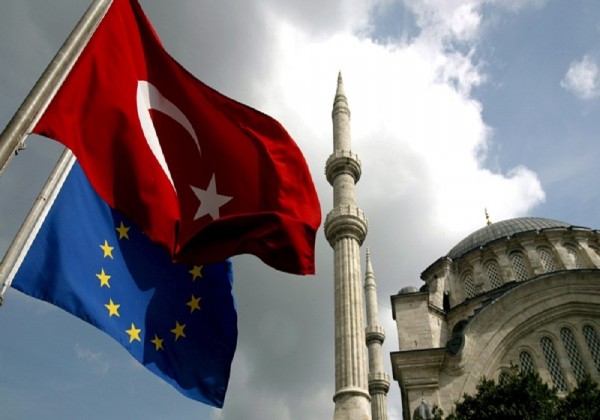 Απαγόρευση εξόδου από την Τουρκία σε 100 Ολλανδούς πολίτες