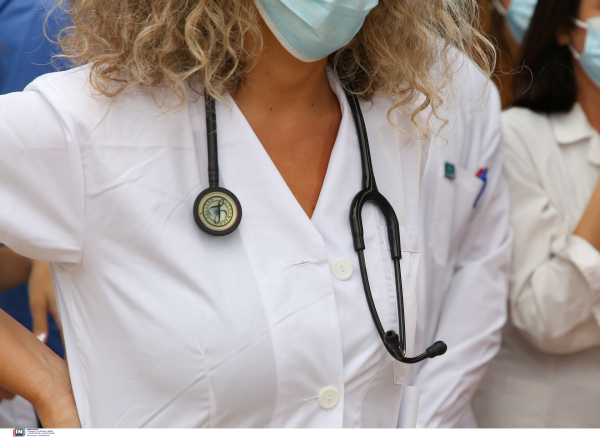 Επιστρέφουν 1 Ιανουαρίου 2023 οι ανεμβολίαστοι υγειονομικοί, με ΚΥΑ το «πάγωμα» ποινών στον οικογενειακό γιατρό