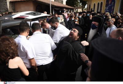 Θεσσαλονίκη: Ανείπωτος θρήνος στην κηδεία της 14χρονης, τραγική φιγούρα ο πατέρας της (εικόνες)