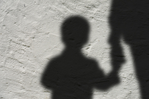 Σοκάρουν τα νέα στοιχεία για τον βιασμό του 4χρονου: «Το παιδί δεν άφηνε να το ακουμπήσει ο ιατροδικαστής»