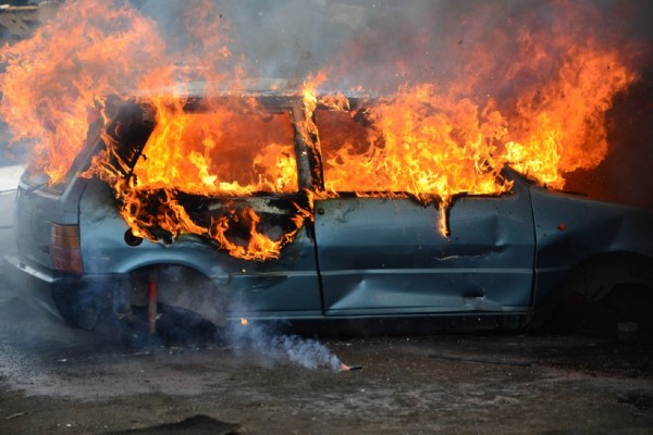 Αυτοκίνητο τυλίχτηκε στις φλόγες στη Νέα Μηχανιώνα