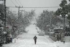 Κακοκαιρία Μπάρμπαρα: Ξεκινάει το σφυροκόπημα του χιονιά - Χιόνια ακόμα και στο κέντρο της Αθήνας