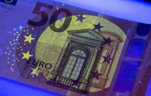 Oι Ευρωπαίοι συνεχίζουν να αποταμιεύουν στις τράπεζες παρά τα αρνητικά επιτόκια