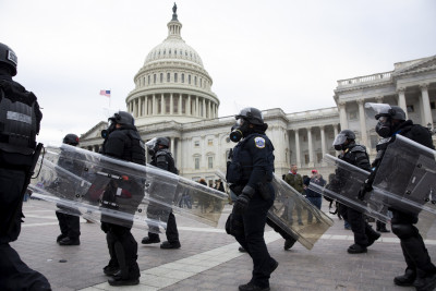 ΗΠΑ: Βγαίνει Η Εθνοφρουρά στους δρόμους, πολλοί τραυματίες αστυνομικοί στο Καπιτώλιο