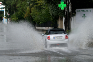 Πολλά τα προβλήματα στην Αττική από την βροχή, δρόμοι έγιναν επικίνδυνα ποτάμια (βίντεο)