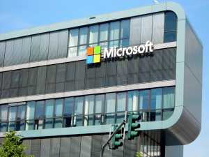 Microsoft: Στρατηγική επένδυση στην Ελλάδα με κατασκευή τριών data center σε Σπάτα και Κορωπί