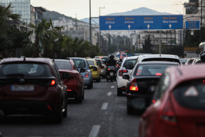 Κυκλοφοριακό κομφούζιο: Σύγκρουση οχημάτων στην Κατεχάκη