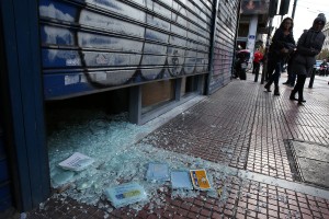 Νέο κύμα επιθέσεων σε καταστήματα σε Αθήνα και Λάρισα- τσακώνονται Τόσκας και συνδικαλιστές, καμία σύλληψη (vid&amp;pics)
