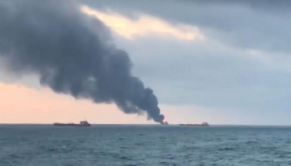 Οι πρώτες εικόνες από τα φλεγόμενα πλοία στα στενά του Κέρτς στην Κριμαία - Δέκα νεκροί (video)