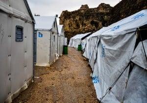 Λέσβος: Σκηνές και νερό από το κέντρο υποδοχής προσφύγων της Μόριας στους σεισμόπληκτους