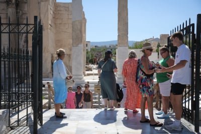 «Σαν την Ελλάδα δεν έχει» λένε οι τουρίστες οι οποίοι «πλημμύρισαν» τη χώρα (βίντεο)