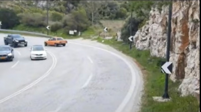 Λιμανάκια: Επικίνδυνος οδηγός έκανε ελιγμούς και έβγαινε στο αντίθετο ρεύμα εν μέσω κίνησης (βίντεο)