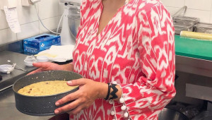 Η Όλγα Κεφαλογιάννη μπήκε στην κουζίνα και έφτιαξε φανουρόπιτα!(φωτο)