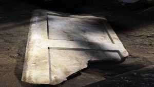 Βρέθηκε υπόγειο «όρυγμα» και το δεύτερο μαρμάρινο θυρόφυλλο στην Αμφίπολη