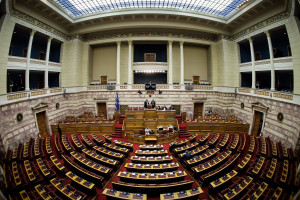 Αντιπαράθεση στη Βουλή για τις τροπολογίες που αφορούν την εκλογική διαδικασία και την άρση του κωλύματος των βουλευτών
