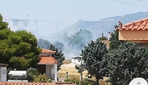 Ίσθμια Κορινθίας: Μεγάλη φωτιά στην Κυρά Βρύση - Κινδυνεύουν σπίτια (pic+vid)