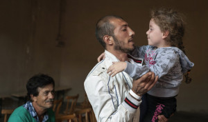Συρία: Πατέρας μαθαίνει στην κόρη του να γελά με τις βόμβες που πέφτουν