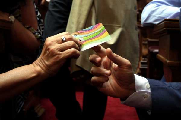 Καμία νέα καθυστέρηση σε Κάρτα Αλληλεγγύης και επιδόματα ΟΓΑ λέει ο Νεφελούδης
