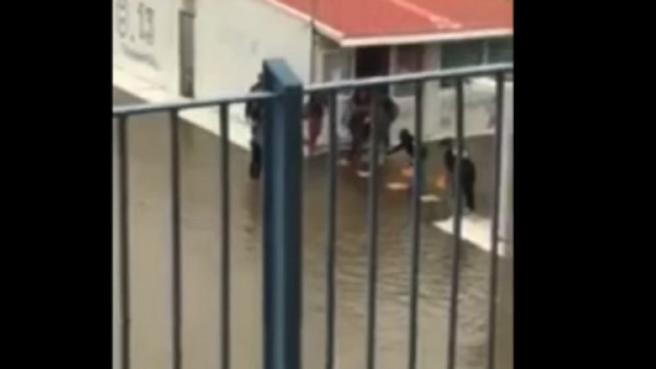Κρήτη: Δοκιμασίες... survivor για μαθητές - Έφτιαξαν «γέφυρα» με καρέκλες για να φύγουν από το πλημμυρισμένο σχολείο (vid)