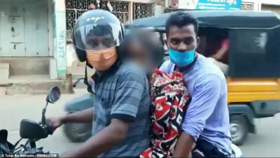 Χάος στην Ινδία: Μεταφέρουν στο μηχανάκι τρικάβαλο τη νεκρή μάνα τους και πέφτουν σε έλεγχο (εικόνες και βίντεο)