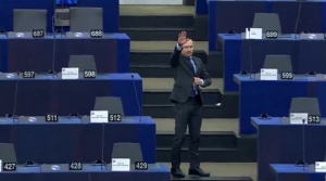 Σοκαριστικές εικόνες στο Ευρωκοινοβούλιο: Βουλευτής χαιρέτισε ναζιστικά (βίντεο)