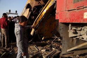 15 νεκροί από σύγκρουση τρένων στην Αίγυπτο (pics+vid)