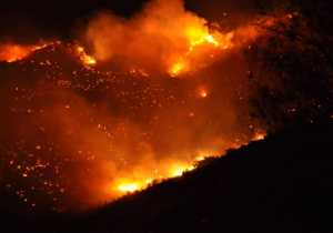 Ενισχύσεις από την Αθήνα για την πυρκαγιά στην Άνδρο - Απειλούνται σπίτια