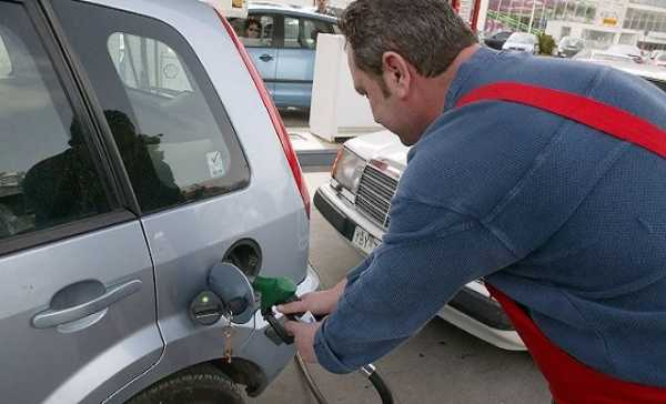 Οι «δικαιολογίες» του υπουργείου Ανάπτυξης για ποιο λόγο δεν πέφτει η τιμή της βενζίνης 